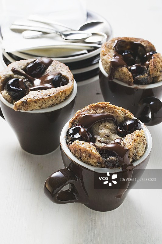 意式浓缩咖啡杯中的巧克力阿玛雷娜布丁图片素材
