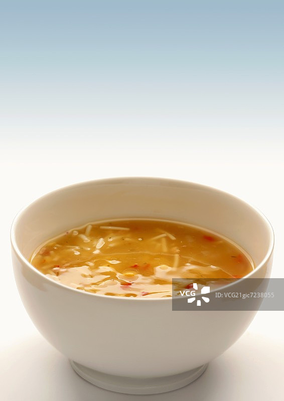 汤碗里的鸡肉面图片素材