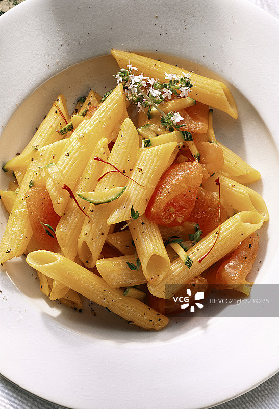 番茄、小胡瓜和藏红花通心粉图片素材