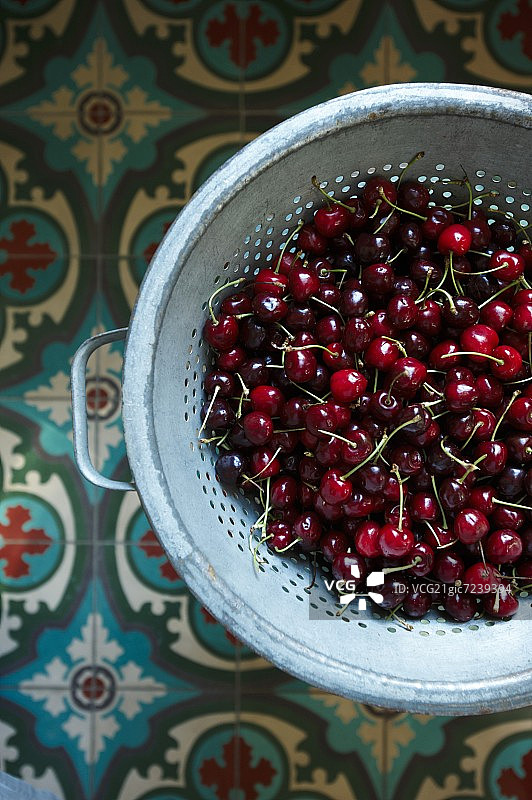 带梗的冰糖樱桃在漏勺里（俯视角度）图片素材