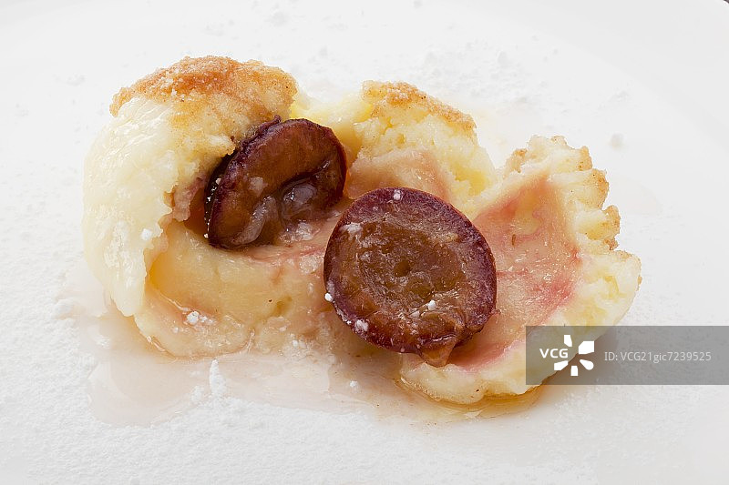 李子饺子配黄油面包屑和糖粉图片素材