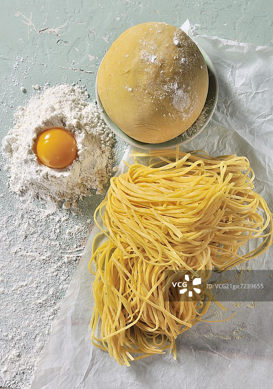 意面面团、面粉、鸡蛋和自制意大利细面图片素材