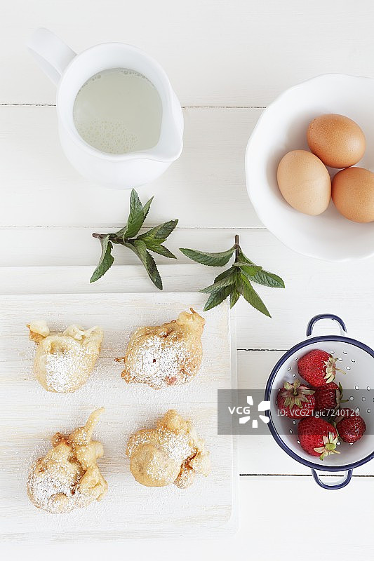 薄荷巧克力酱草莓甜甜圈（俯视）图片素材