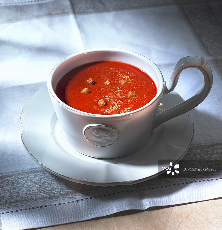 马克杯里的面包丁番茄汤图片素材