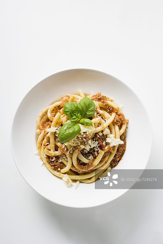 肉末意式通心粉配帕尔马干酪和罗勒图片素材