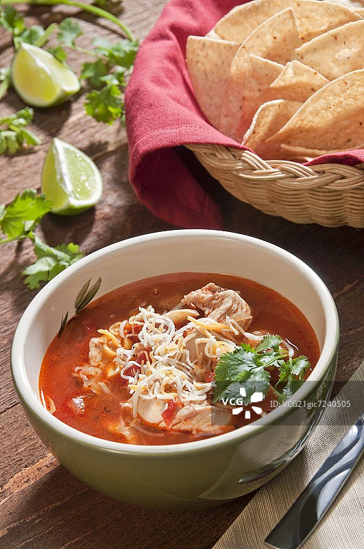 鸡肉玉米饼汤，香菜装饰，玉米饼图片素材
