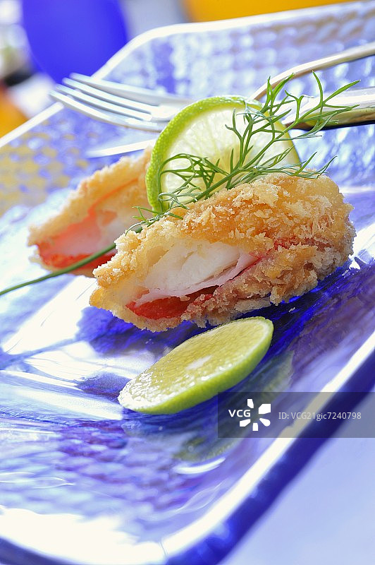 椰蓉炸蟹肉配青柠片图片素材
