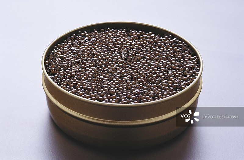 罐头里的黑鱼子酱图片素材