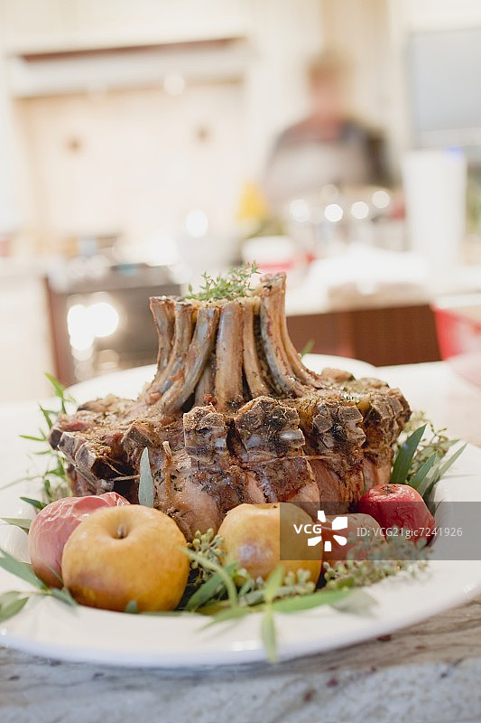 苹果烤猪排，背景为女性图片素材