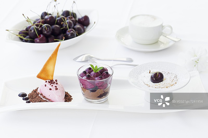 三份樱桃甜点：冰淇淋、沙冰和香草泡沫图片素材