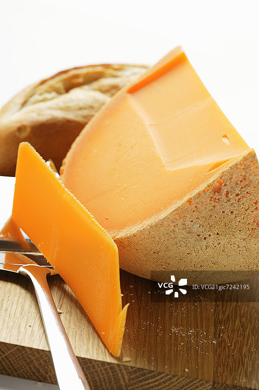 砧板上的切达奶酪和奶酪切片器图片素材
