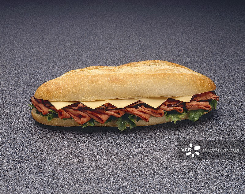 烤牛肉和美式奶酪潜艇三明治图片素材