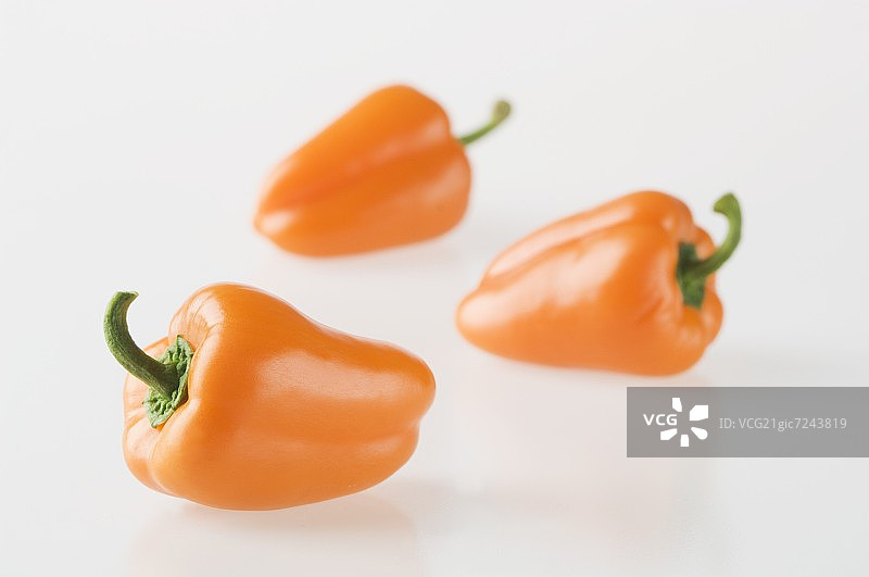三个橙色甜椒图片素材