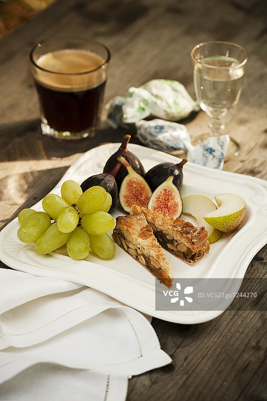 意式甜点拼盘配浓缩咖啡和桑布卡酒图片素材