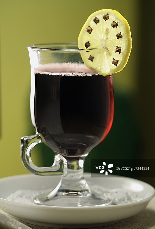 丁香柠檬片红酒热饮图片素材