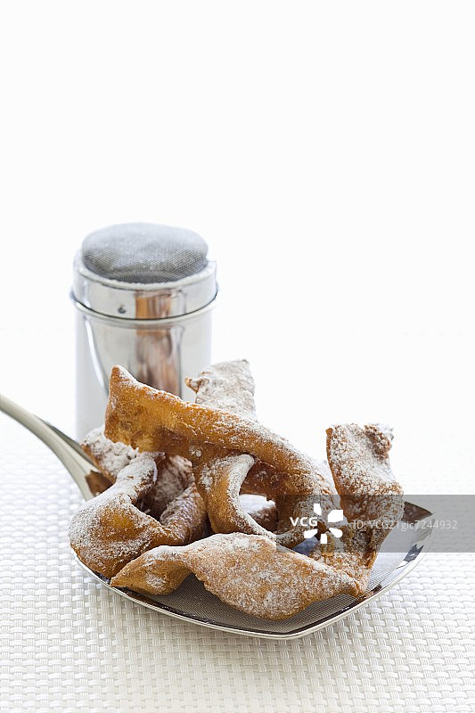 撒有糖粉的光明节糕点图片素材