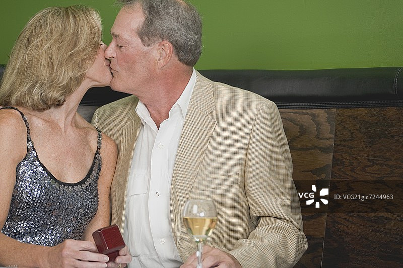中年夫妇在餐厅接吻图片素材