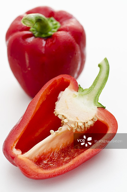 完整辣椒前的半个红辣椒图片素材