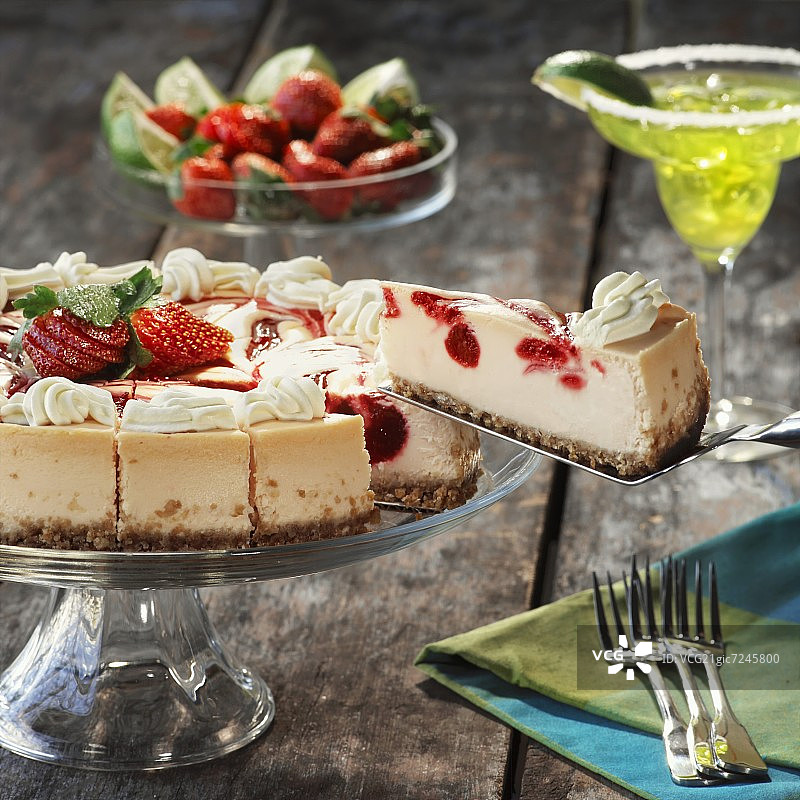 用抹刀移除一片草莓芝士蛋糕图片素材