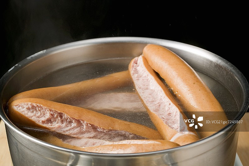 锅中爆开的法兰克福香肠图片素材