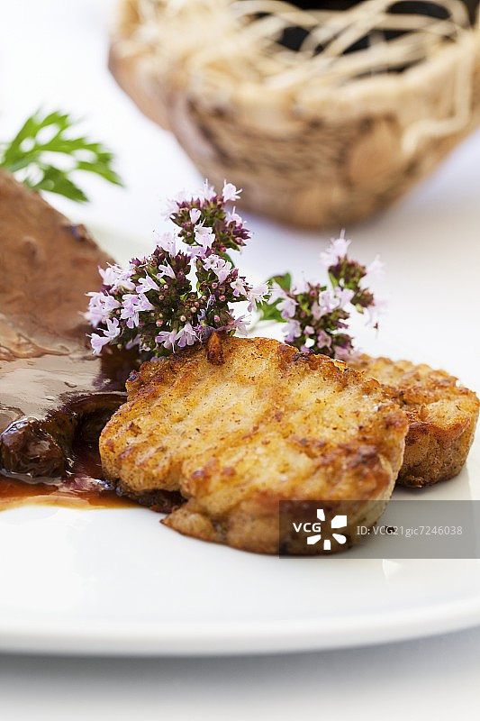 搭配酸烤肉的百里香餐巾饺子图片素材