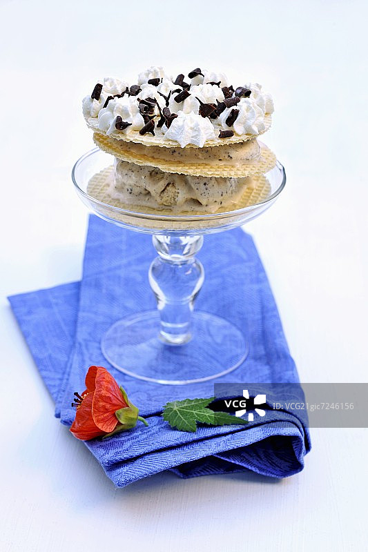 意式混合冰淇淋配华夫饼图片素材