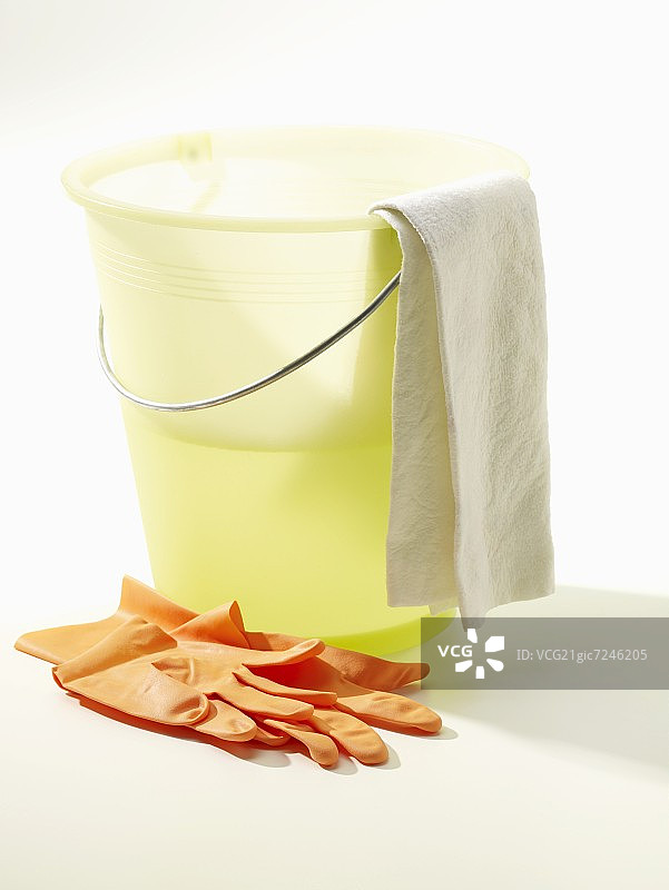 带橡胶手套的清洁桶图片素材