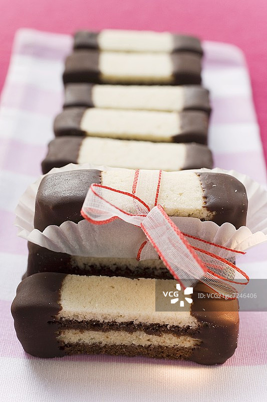 分层巧克力手指饼干图片素材