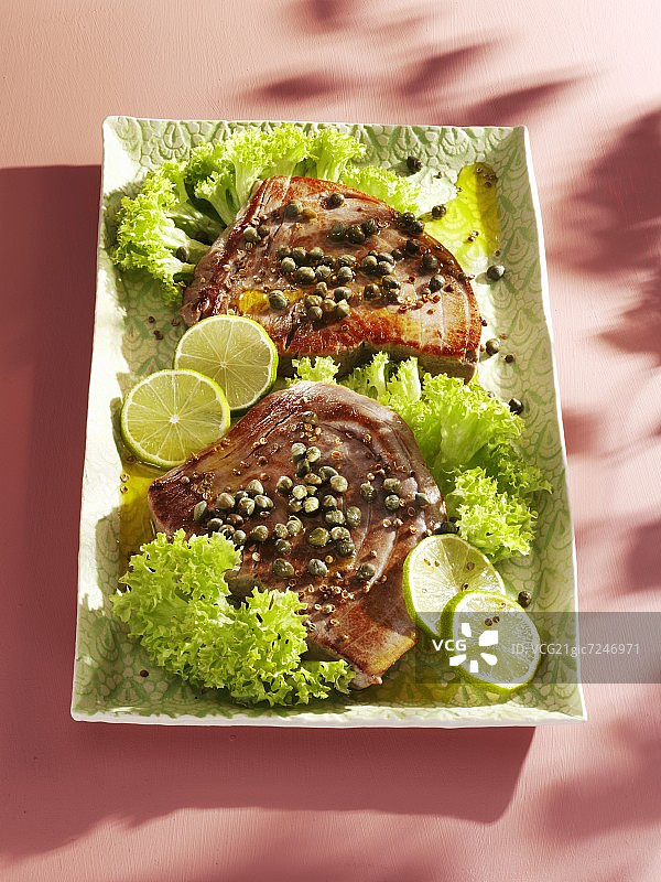 配有刺山柑的金枪鱼排图片素材