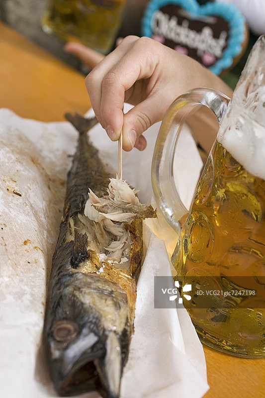 烤鱼和啤酒（慕尼黑啤酒节）图片素材