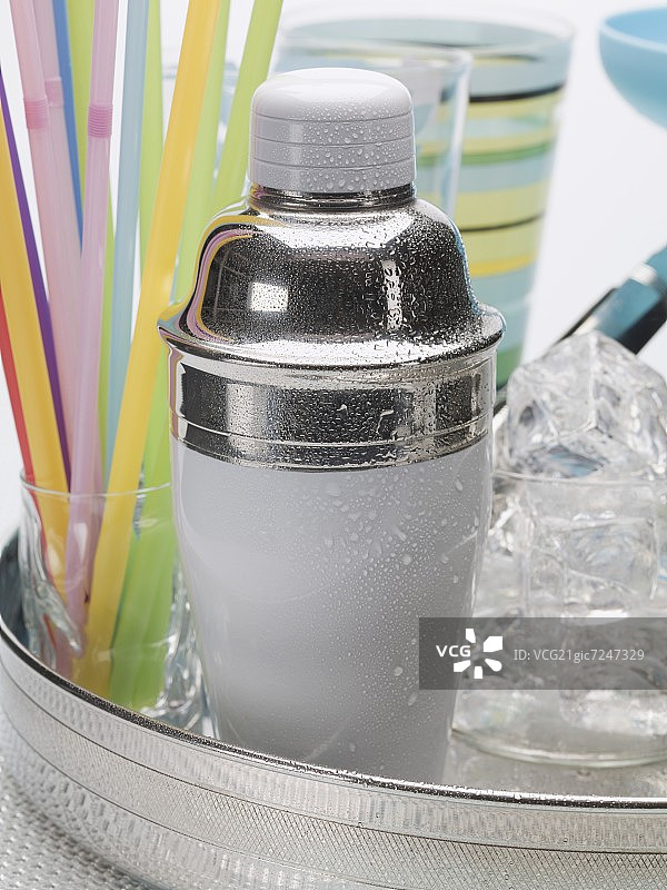 鸡尾酒调酒器、冰块、玻璃杯和吸管图片素材