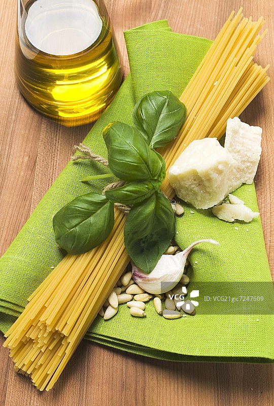 意大利面和香蒜酱配料图片素材