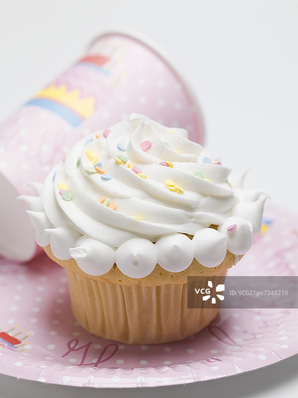 蛋白酥皮和糖粒玛芬蛋糕图片素材