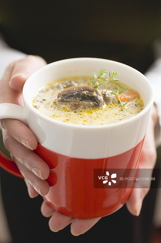 女人手拿蘑菇酱杯（特写）图片素材