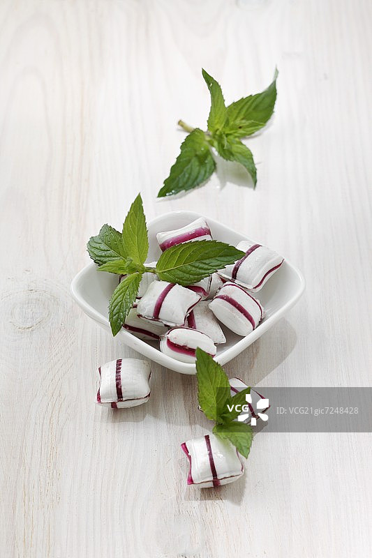 薄荷糖和新鲜薄荷图片素材