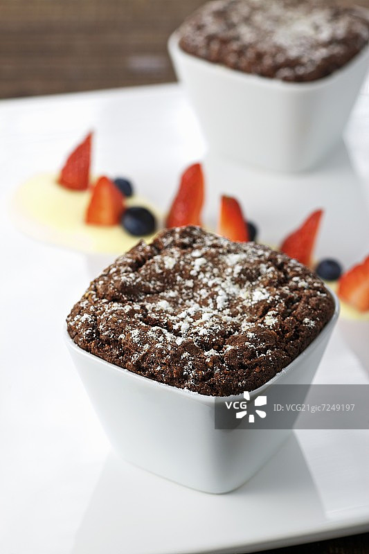 糖粉、浆果和香草酱巧克力舒芙蕾图片素材