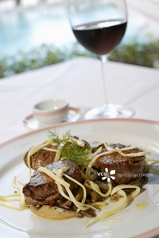 小牛肉柳配棕榈心和香菇图片素材