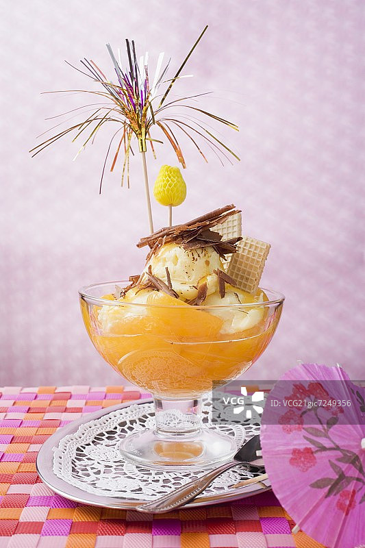 杏子巧克力刨花水果冰淇淋圣代图片素材