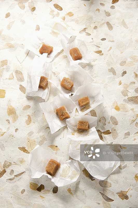 焦糖黄油糖果和包装纸图片素材