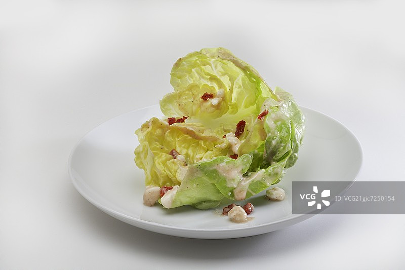 搭配蓝纹奶酪酱的奶油生菜沙拉，白色背景图片素材