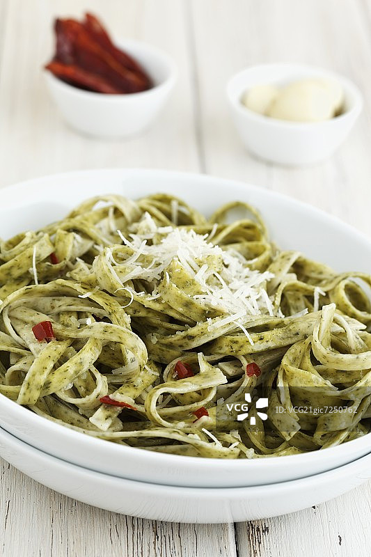 野蒜意大利宽面配干辣椒、大蒜和帕尔马干酪图片素材