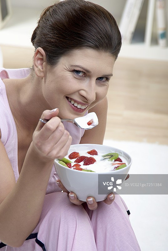 女人吃猕猴桃草莓酸奶图片素材