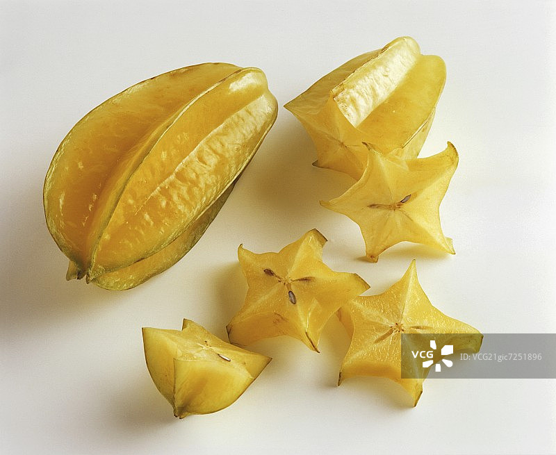 整个和切片的杨桃图片素材