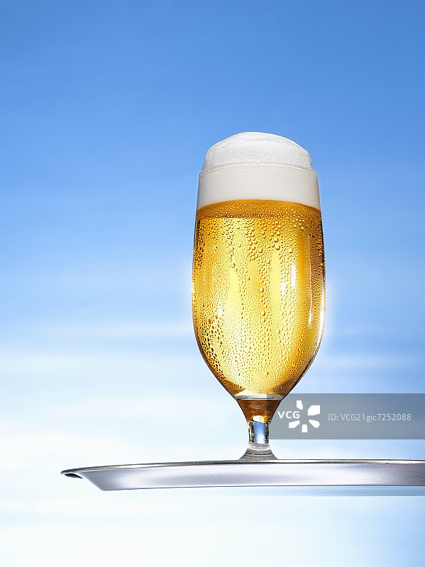 托盘上的一杯淡啤酒图片素材