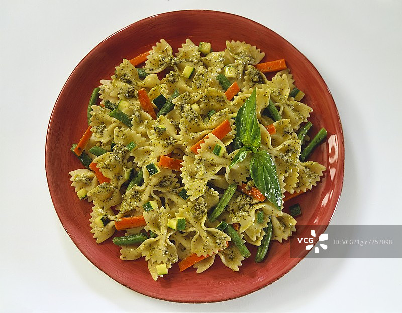 香蒜酱蝴蝶面配豆类和胡萝卜图片素材