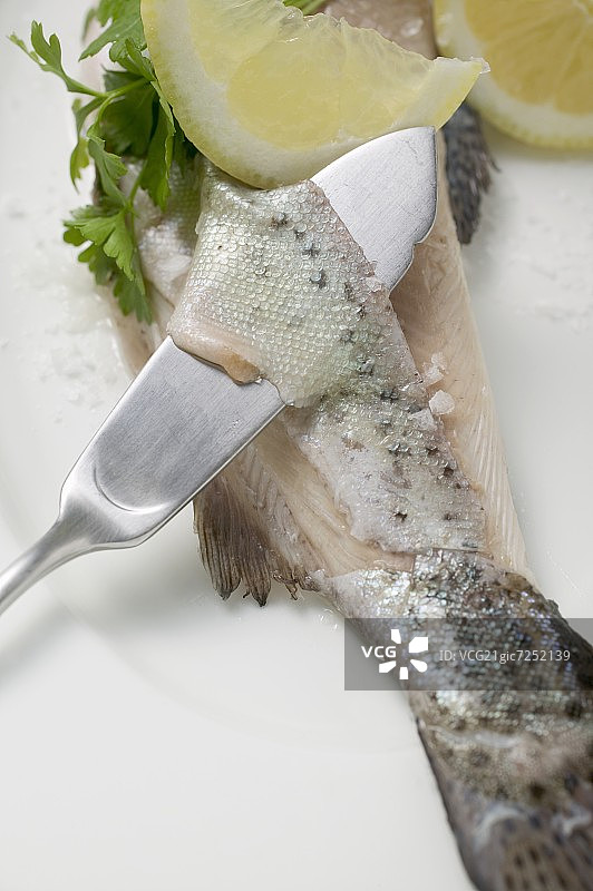 用鱼刀去除鳟鱼皮图片素材