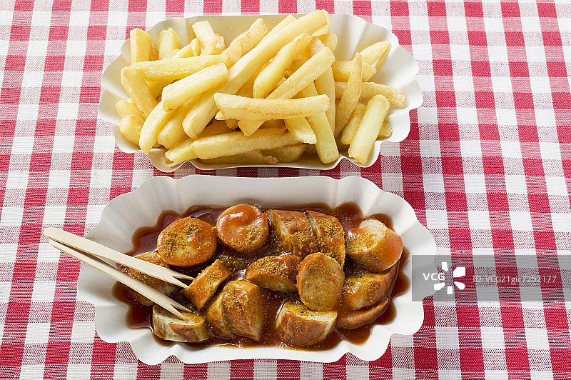 咖喱香肠（香肠配番茄酱和咖喱粉）与薯条图片素材