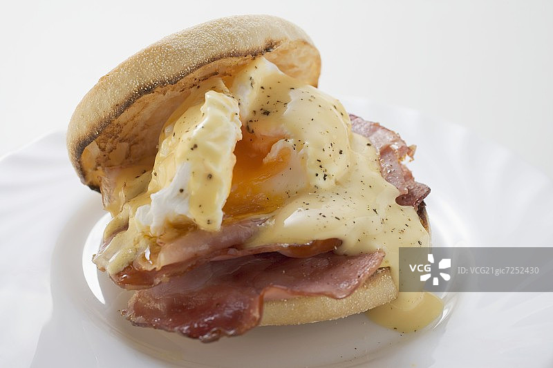 英式玛芬，配有煎蛋、培根和奶酪酱（美国）图片素材