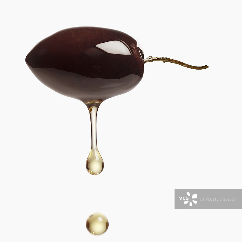 从黑橄榄滴下的橄榄油图片素材