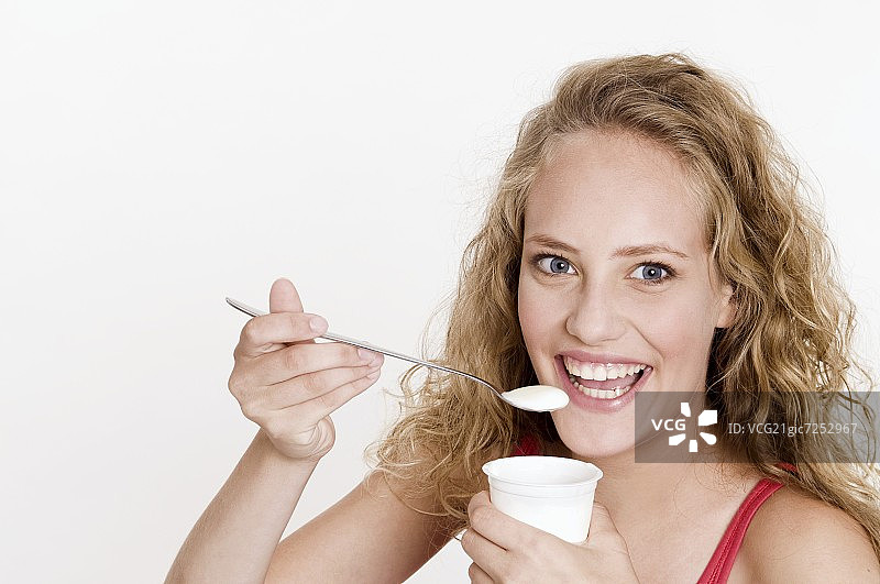 年轻女子手拿天然酸奶图片素材